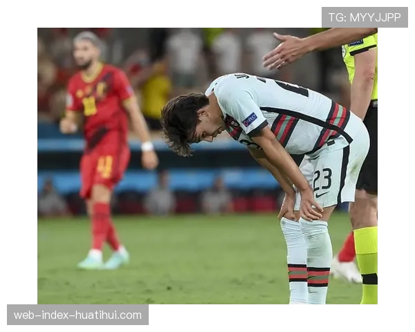 镜头捕捉：斯特拉斯堡前锋罚丢点球后掩面跪地